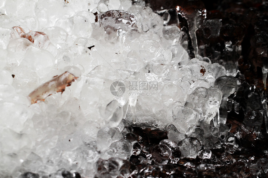 深底的冰柱季节天气冻结岩石水晶白色图片