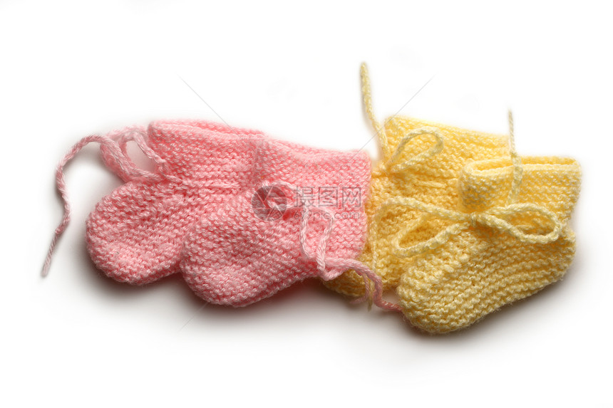 白色背景的婴儿受托人运动鞋粉色黄色手工新生靴子拖鞋短袜羊毛童年图片