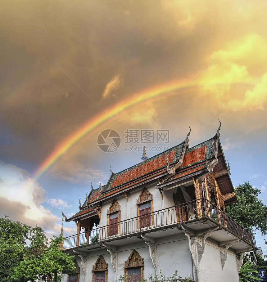带彩虹的泰国寺庙图片