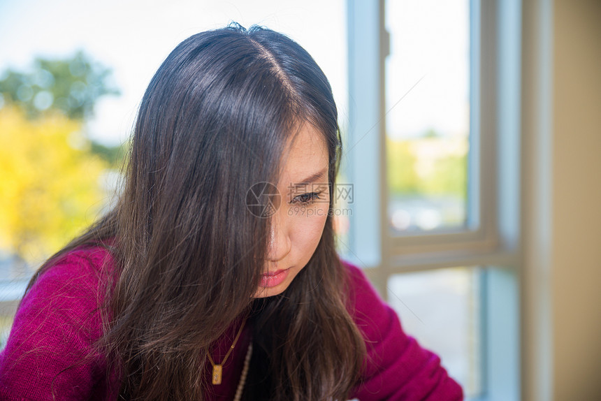 受压迫妇女学生窗户成人文化紫色压力女性生活情感女孩图片