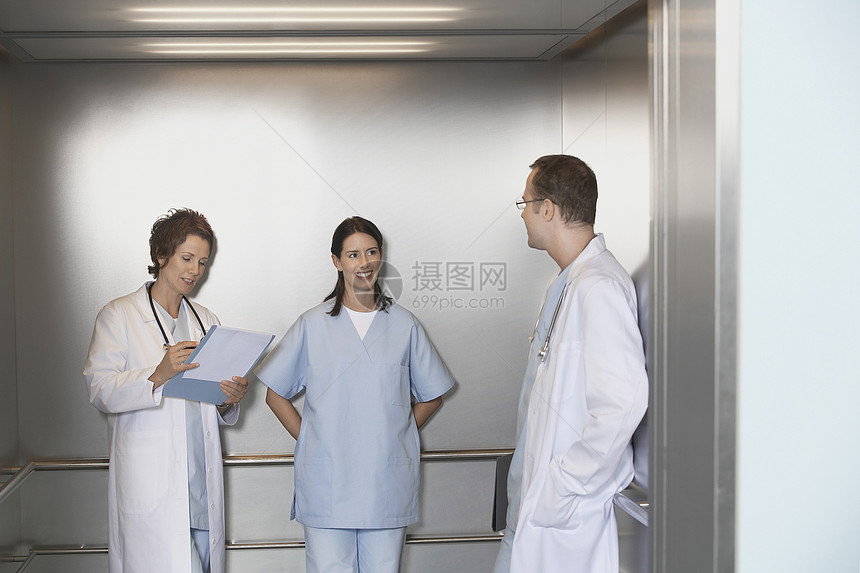 男医生和女医生在电梯交谈时说话图片