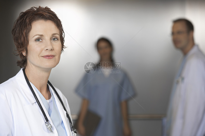 一名女医生与电梯中同事的近视肖像图片