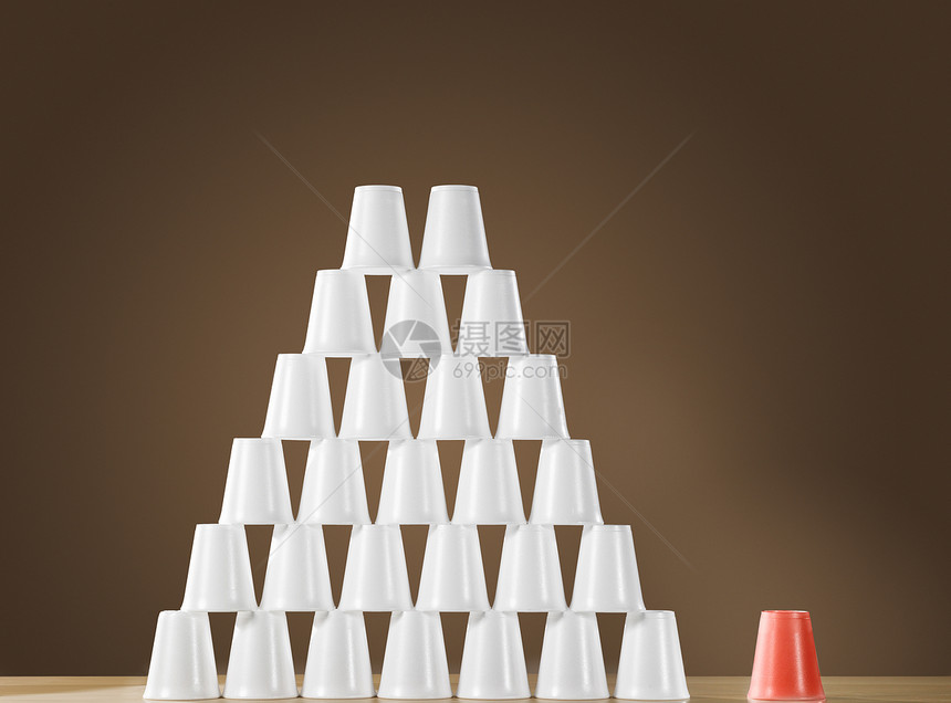 单红杯旁边桌边白塑料杯的金字塔图片