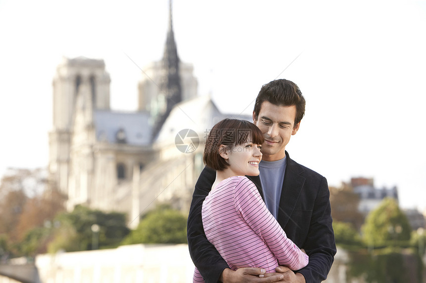 爱情侣站在圣母教堂前的圣母堂前图片