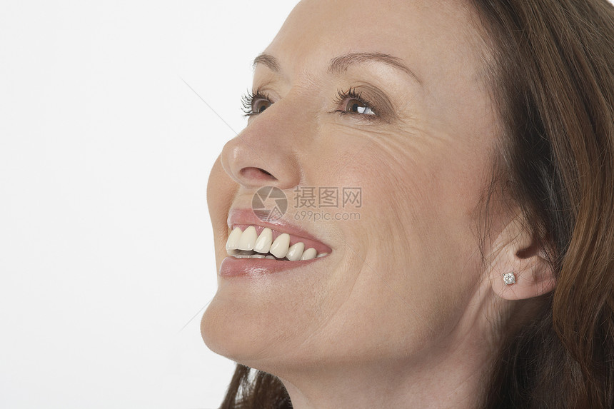 中年妇女笑着向上看大张脸的一对近视图片