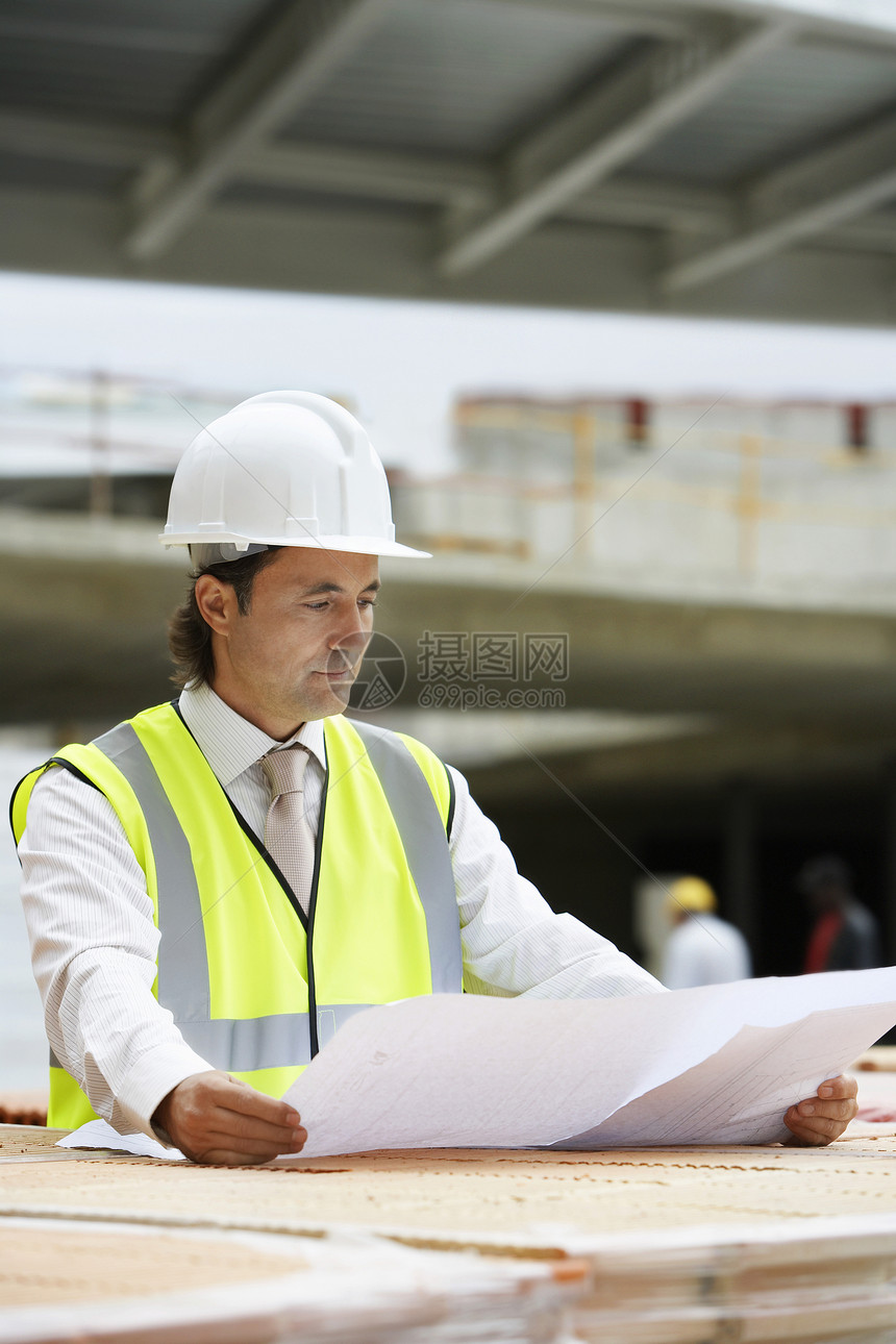 男性建筑工人 检查现场建筑计划; 男建筑工人图片