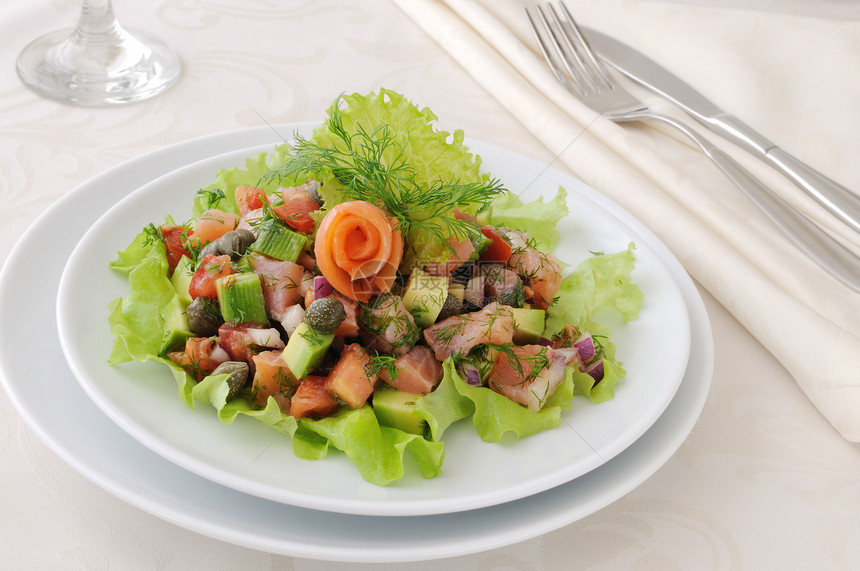 鳄梨沙拉和鲑鱼服务平衡风格装饰蔬菜沙拉海鲜餐厅自助餐饮食图片