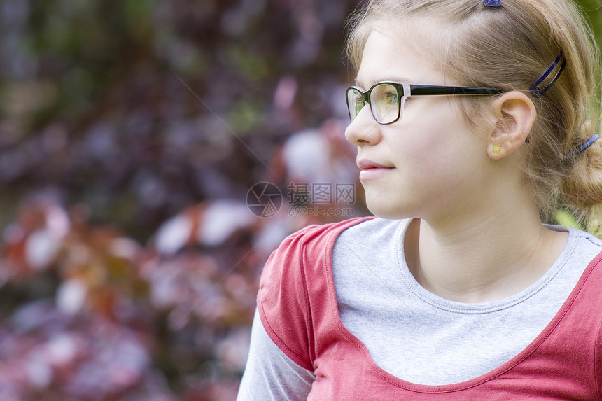 春日公园里的年轻女孩肖像自由土地公园水平绿色乡村眼镜粉色活动喜悦图片