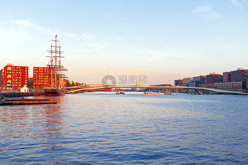 来自荷兰阿姆斯特丹港口的城市风景 城市的风景特丹建筑物风光首都太阳建筑日落建筑学图片