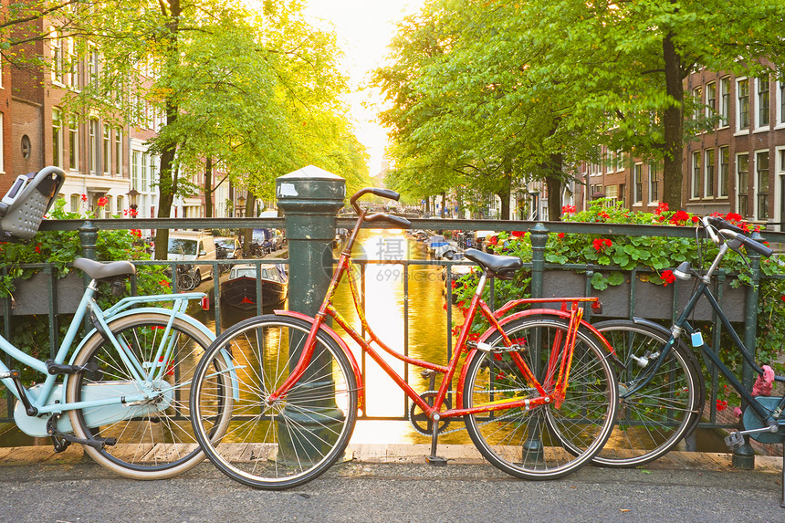 荷兰阿姆斯特丹大桥上的自行车车建筑学房子历史性运输特丹运河建筑街道历史图片