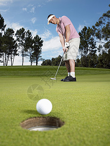挑战全年最低价全年年轻男性高尔夫球 将球放入绿色背景