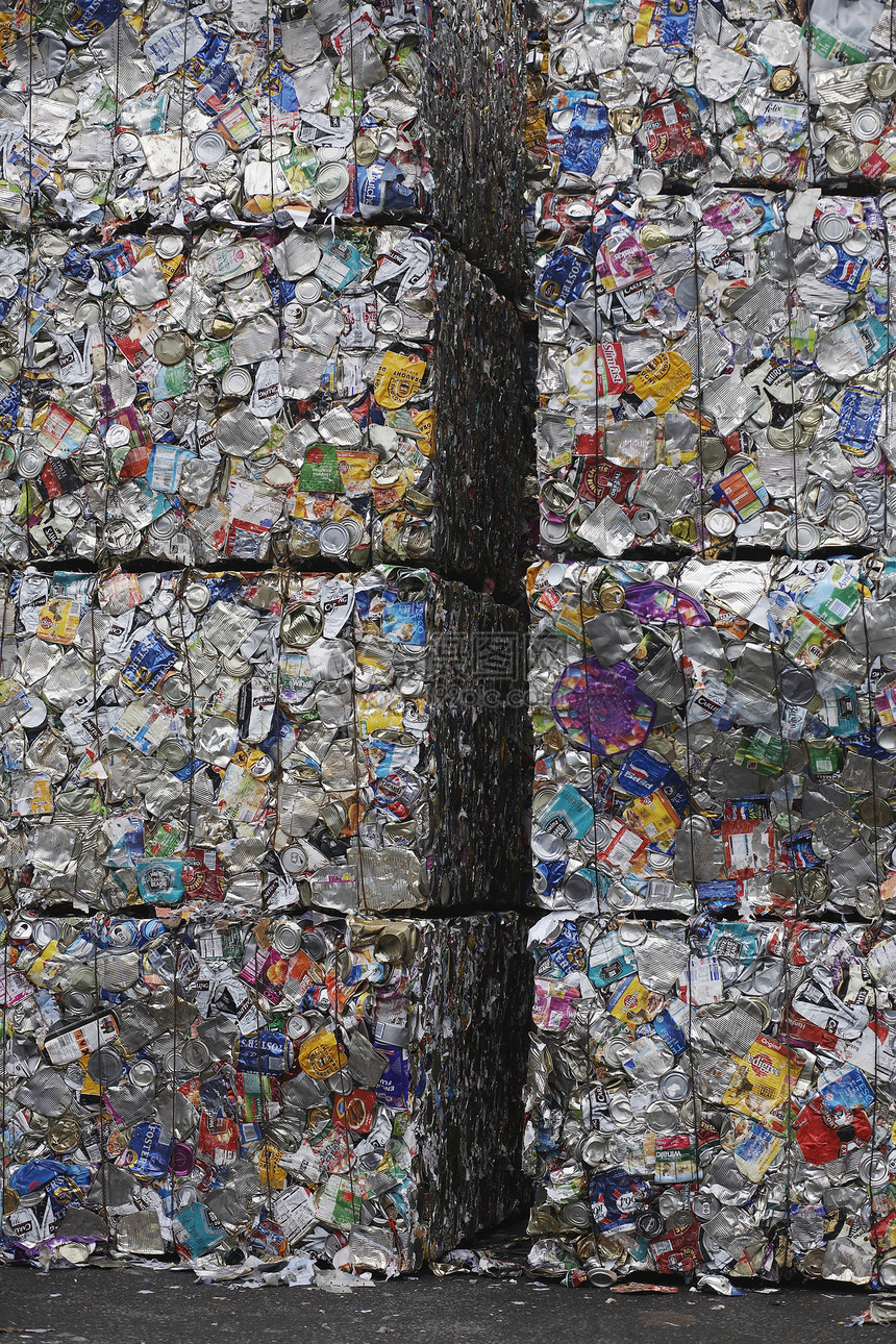 回收厂的一连串压缩垃圾图片