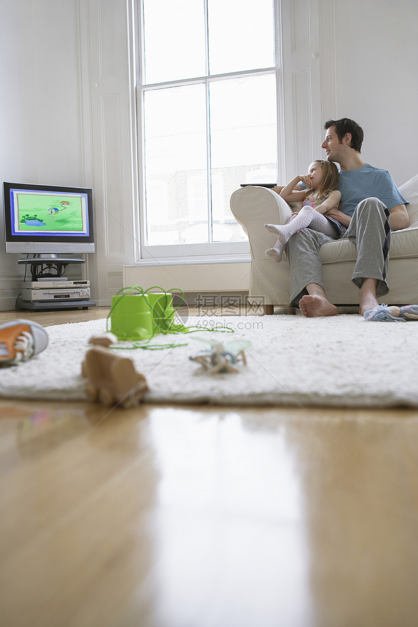 父亲和女儿在家客厅看电视 在家中客厅看电视图片