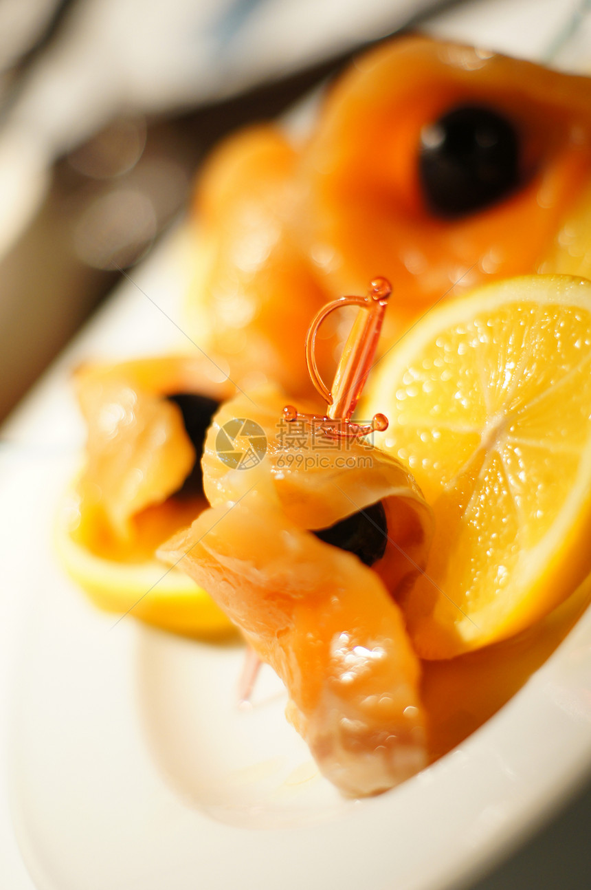 含有柠檬和橄榄的鲑鱼海鲜厨房堂妹海洋食物图片