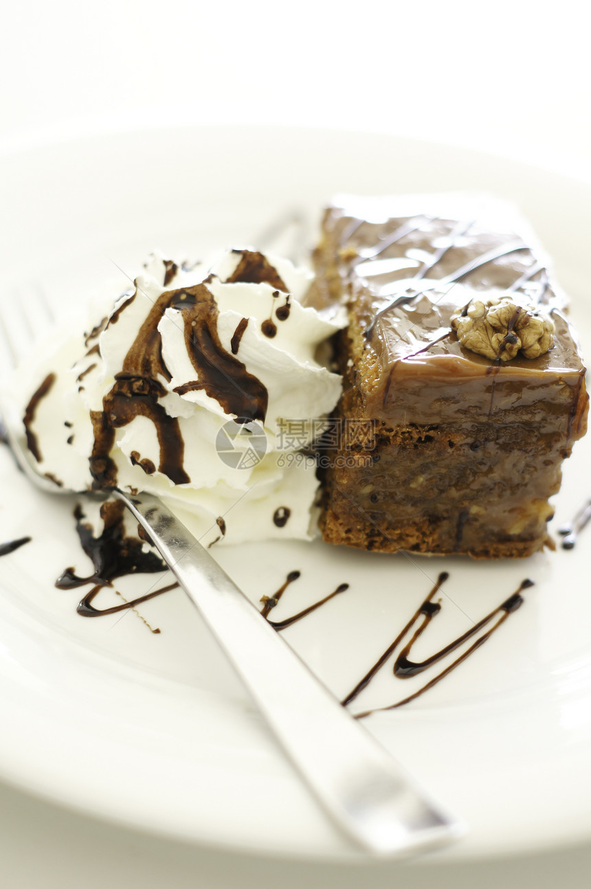 巧克力布朗尼加香草冰淇淋和巧克力酱盘子奶油小吃咖啡店餐厅服务配料蛋糕甜点图片