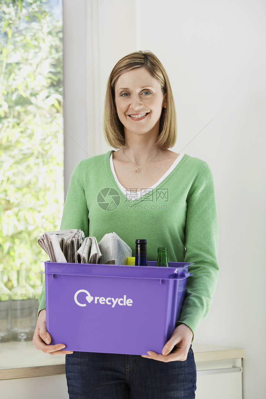 持有回收容器的微笑年轻女性妇女图片