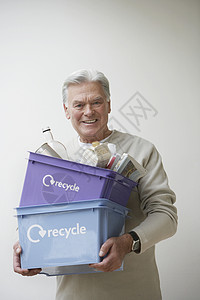垃圾收集器高级男子携带回收弹背景