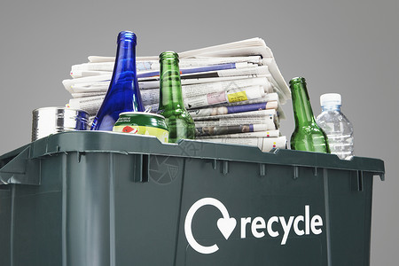 装满废纸和瓶子的回收垃圾桶材料生态环境问题回收站影棚符号环保箭头意识问题背景图片