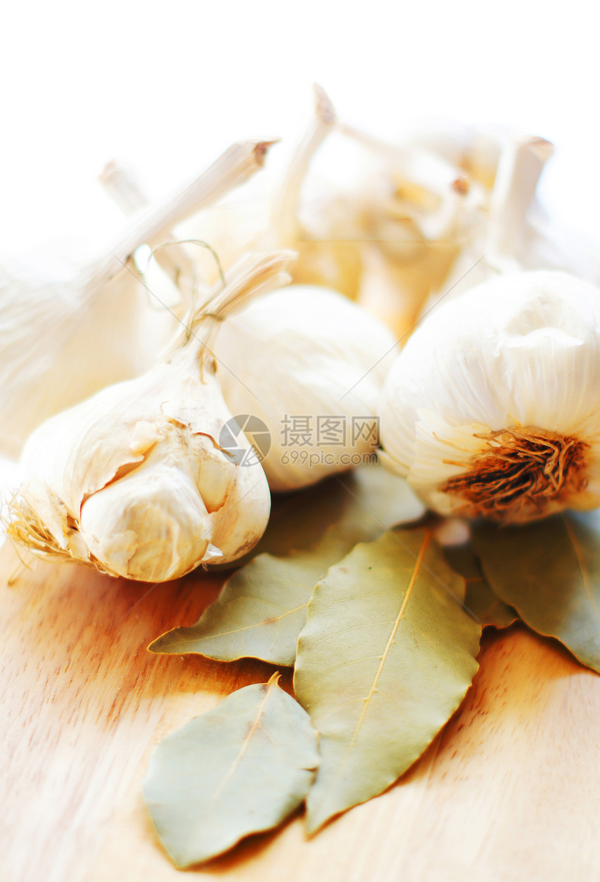 特写大蒜头和海湾叶植物百里香异国香料蔬菜白色美食水果敷料烹饪图片