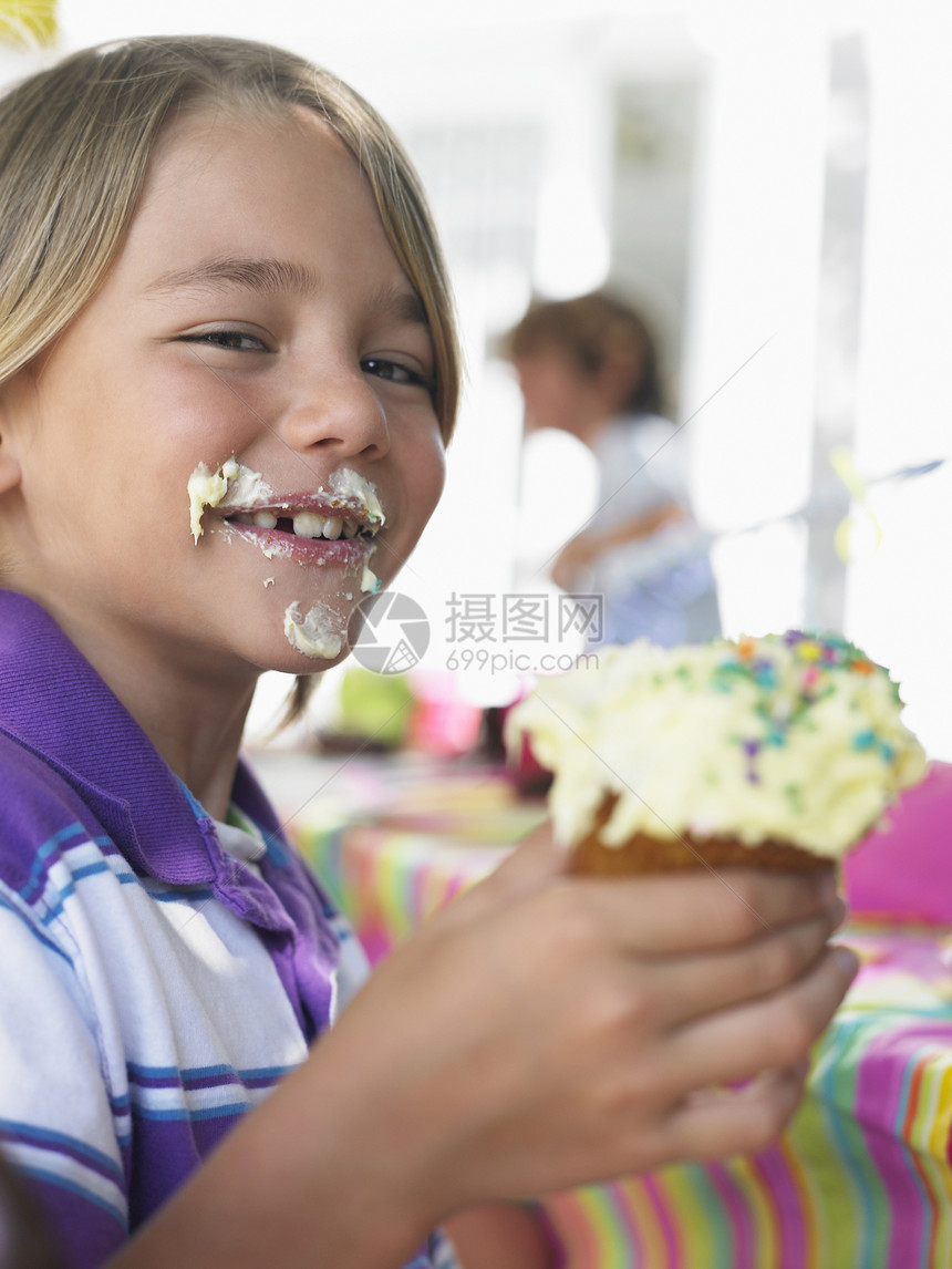 在户外生日派对上吃蛋糕的小小男孩的肖像快乐花园后院青春期男性闲暇糖果乐趣前院孩子们图片