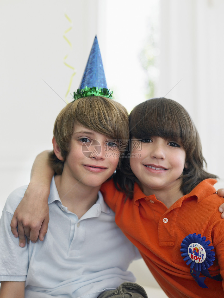 在生日派对上对两个男孩的肖像图片