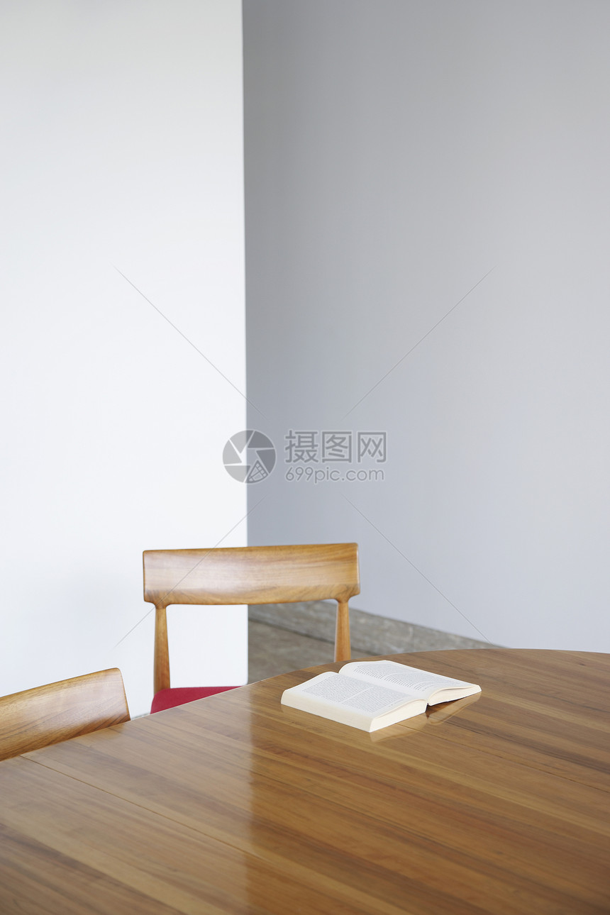 家用木制餐桌上的开放书图片