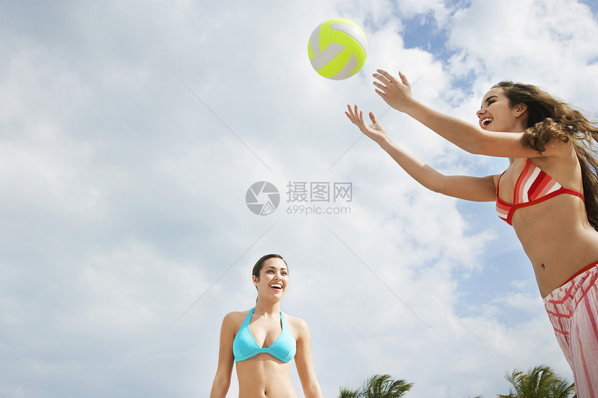 少女1617岁在海滩排球低角度看视图女孩乐趣两个人沙滩低角度手臂对象混血运动图片