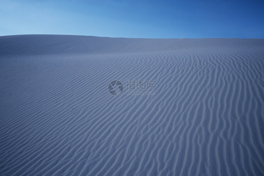 波纹沙丘白色目的地天空涟漪景观沙漠地平线旅游气候图片