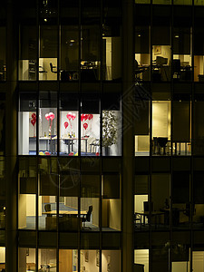 晚上晚宴后用气球装饰空办公室公司会议玻璃椅子建筑学建筑窗户派对点燃成就背景图片