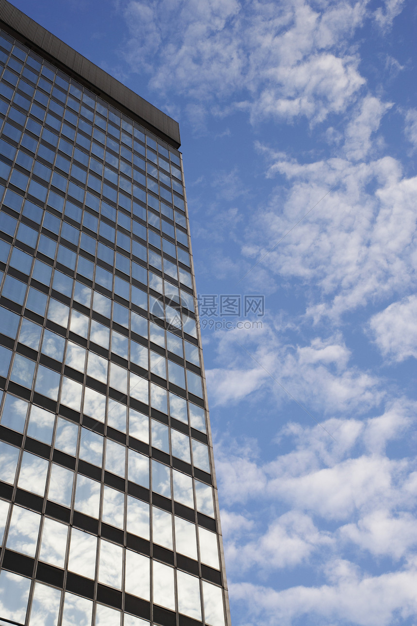 和在摩天大楼窗口中反射的天空云 低角度视图空间办公楼城市多云玻璃气势建筑外观建筑学图片