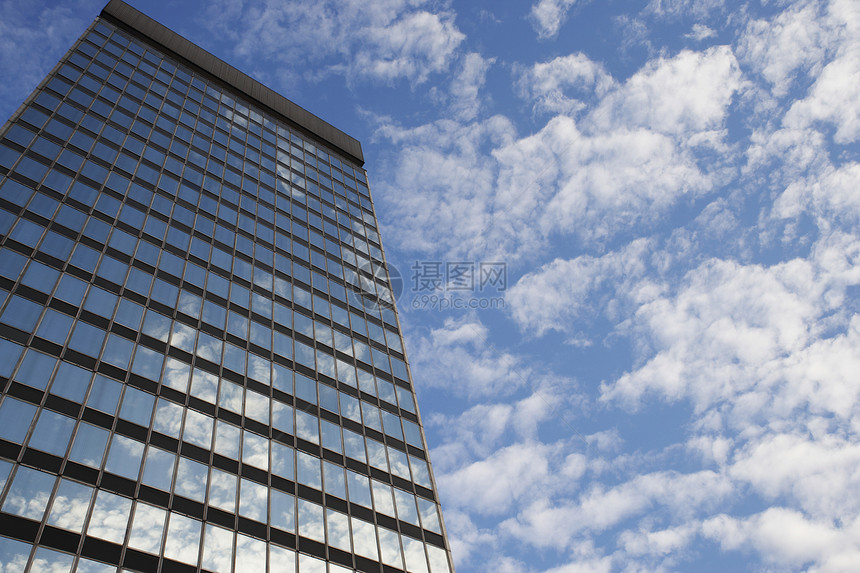 和在摩天大楼窗口中反射的天空云 低角度视图城市办公楼空间建筑学玻璃气势建筑外观多云图片