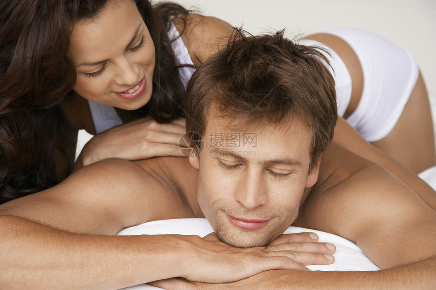 紧贴躺在床上的情爱年轻夫妇图片