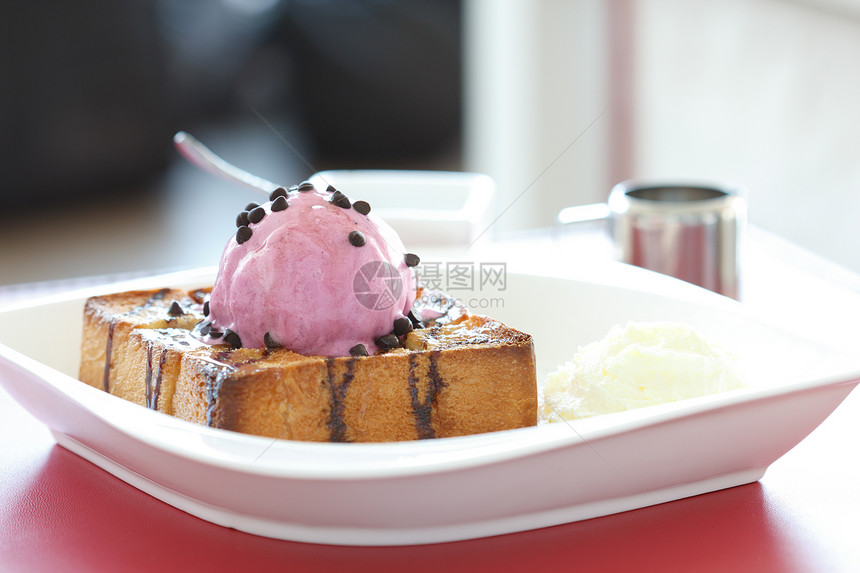 带面包的冰淇淋蛋糕焦糖煎饼奶油巧克力食物烹饪美食油炸厨房图片