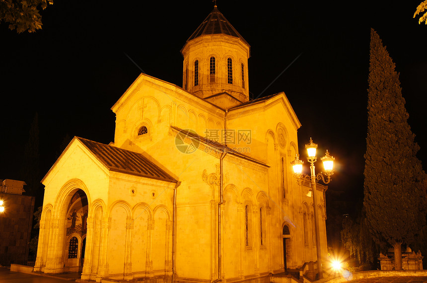 晚间旧第比利斯街的街道教会城市宗教大教堂电视建筑圆顶图片