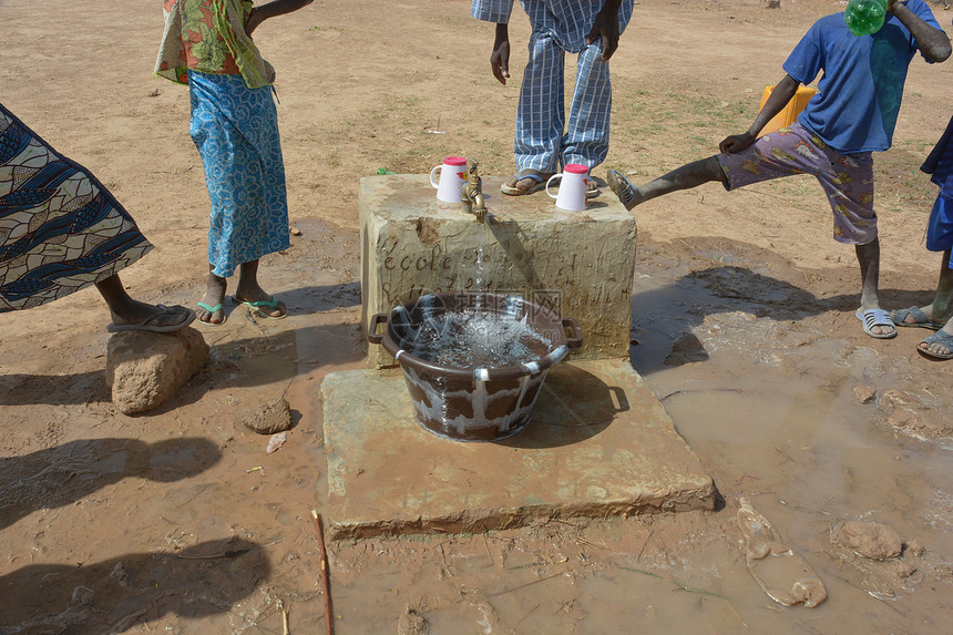 非洲非洲儿童龙头贫困第三世界男生女孩喷泉女孩们干旱来源口渴图片