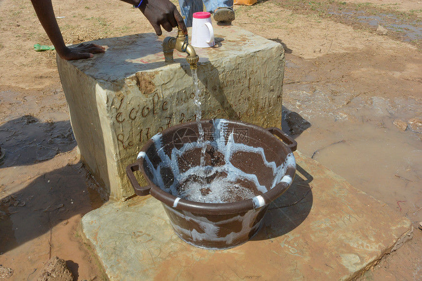 喷泉干旱来源塑料龙头盆地贫困第三世界口渴图片