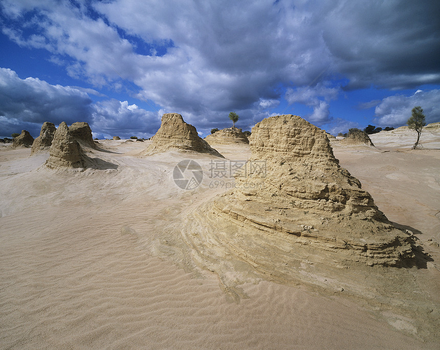 沙漠中的岩层场景巅峰地质学地平线侵蚀岩石风景图片