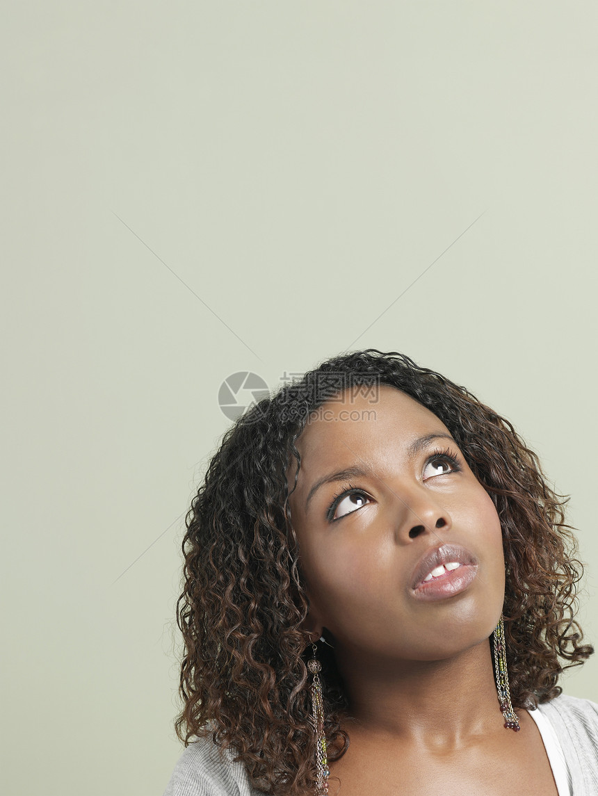 年轻女性向上看影棚头发黑人沉思女士肩膀成年棕色长发好奇心图片