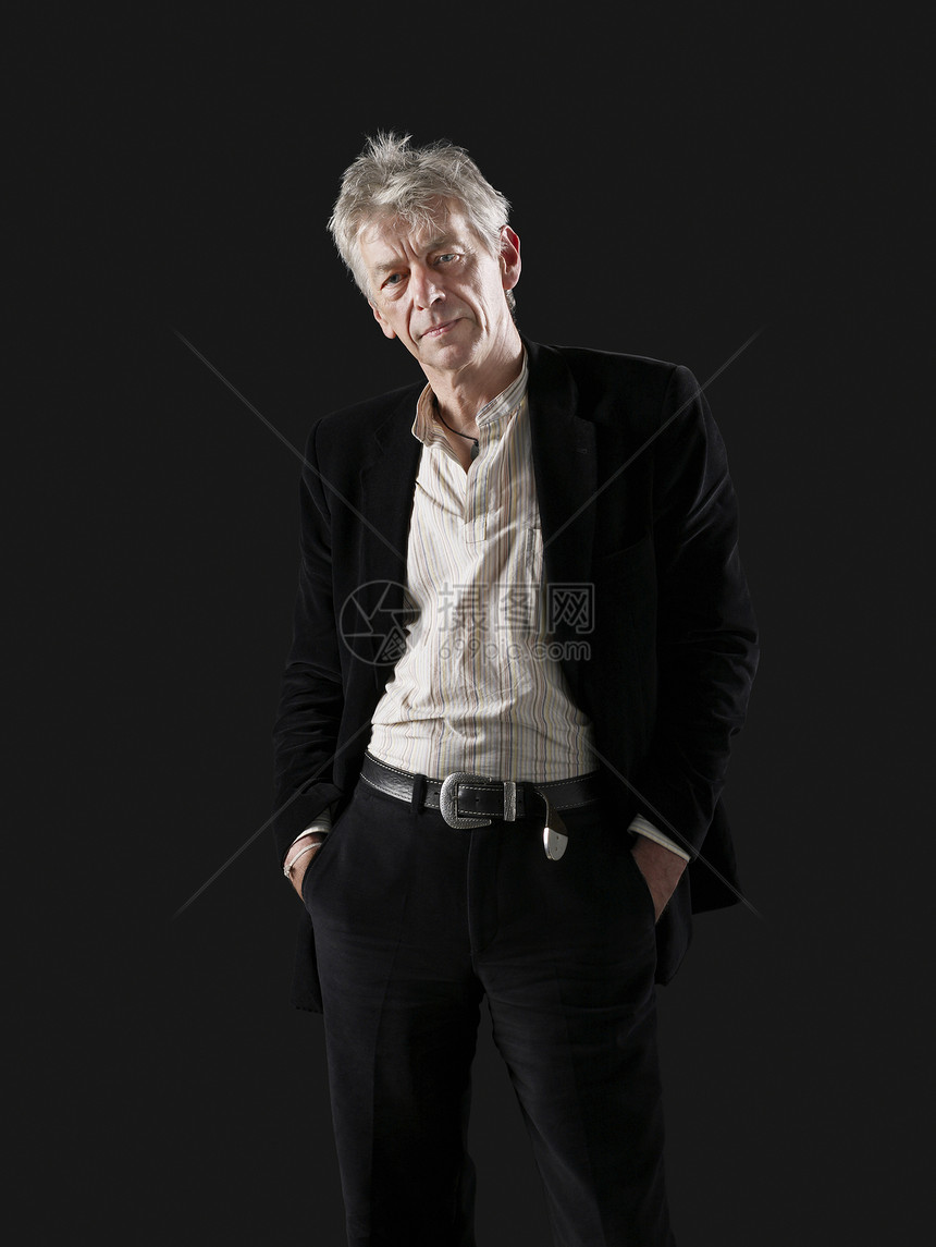 中年男子用手站在口袋里背景短发个性黑色头发一人摄影半身影棚图片