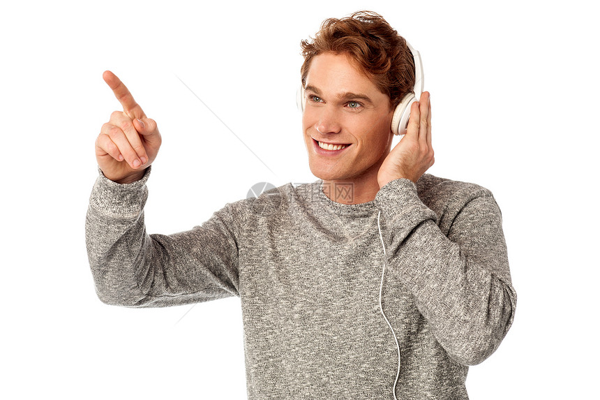 享受音乐的人 孤独在白色之上耳机手指工作室立体声男性技术音乐播放器歌曲微笑调谐图片