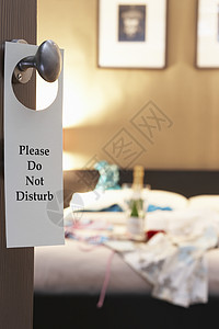床标志不要在酒店房间的门上 写着不要打扰隐私前景双人床刻字标志门把手庆典工作室假期背景