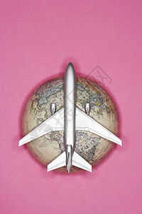 粉色飞机玩具地球演播室的模拟飞机 从上面拍摄到背景