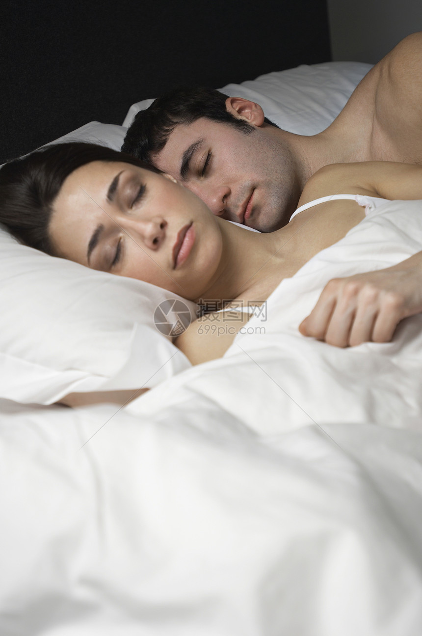 年轻夫妇在床上睡得很快女士睡眠成人团结亲密感场景夫妻眼睛男人亲热图片