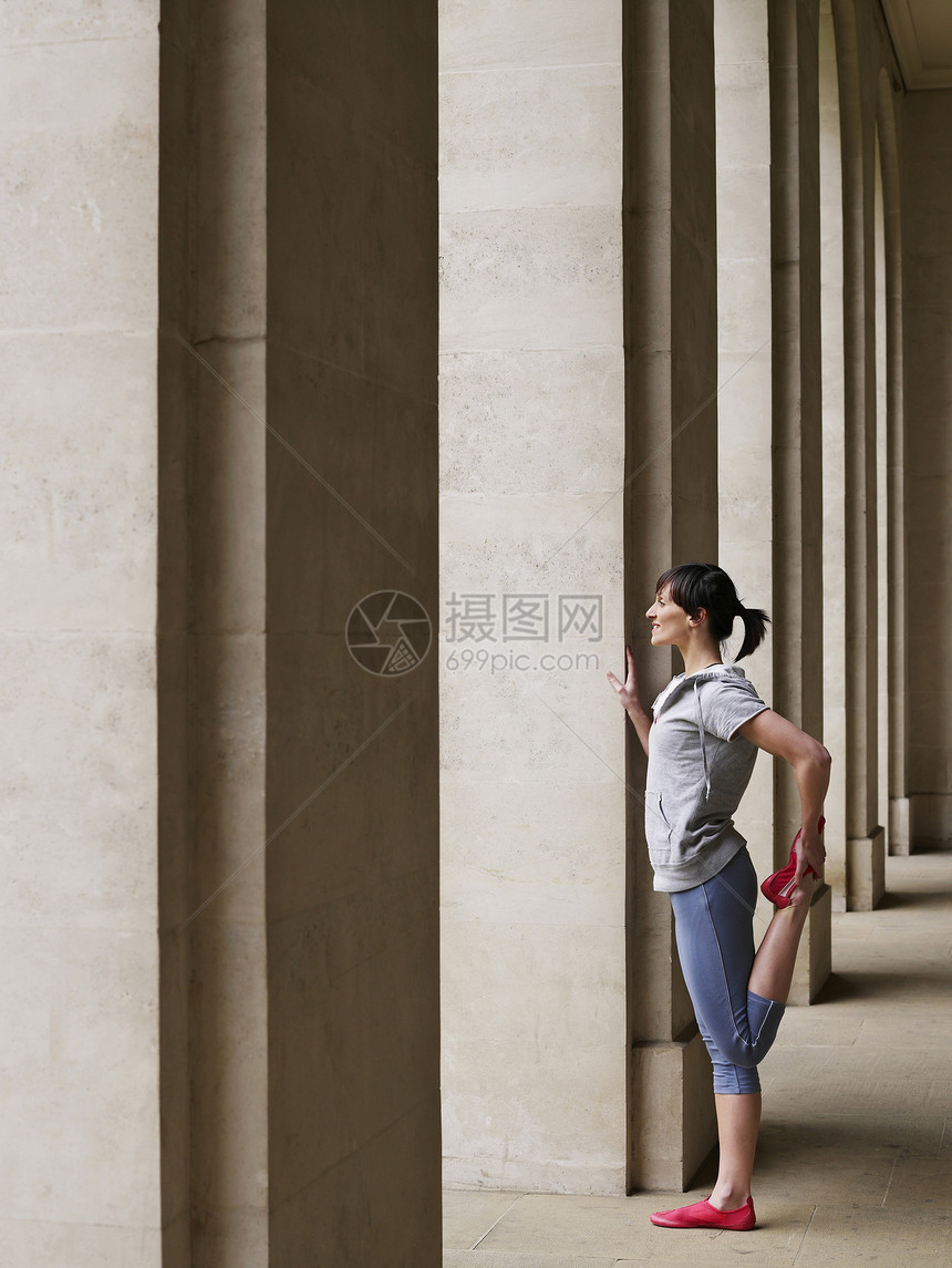 一位年轻女子在波尔迪科穿梭的全长侧面图片