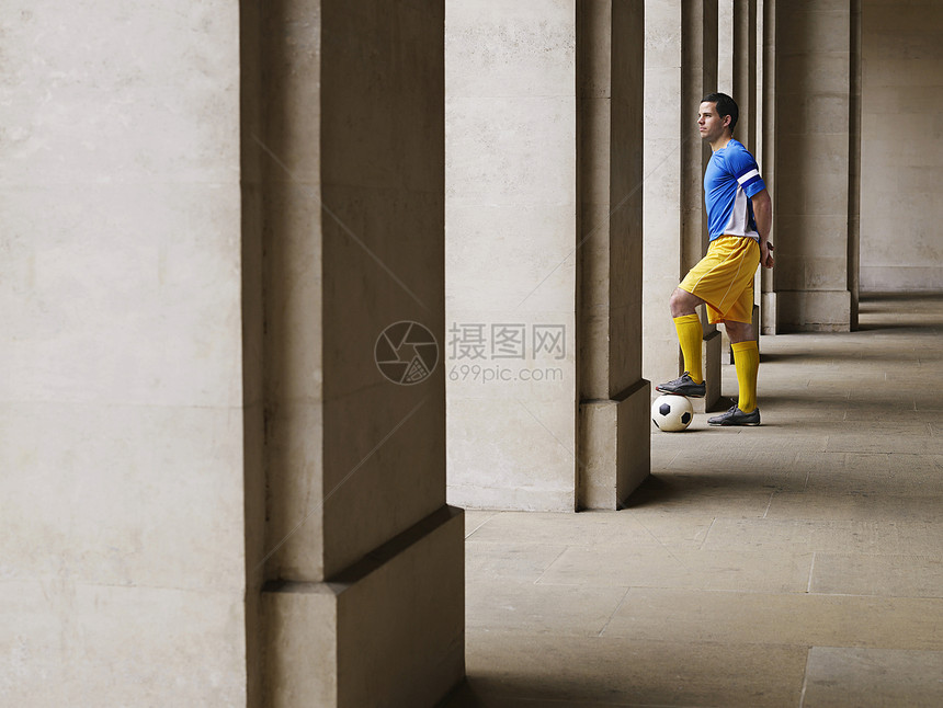 一个足球运动员在波尔多球场 脚踏球的全长侧视角图片