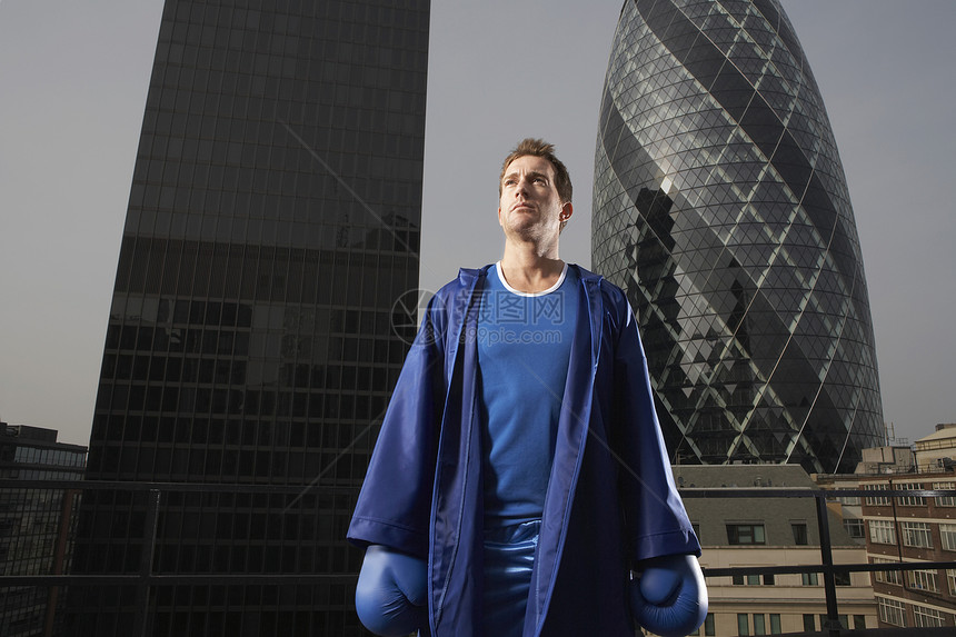 站在伦敦市中心摩天大楼前的重男拳击手图片