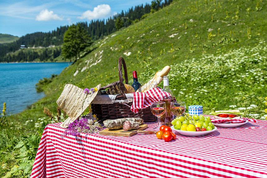 在草地上野餐天空水果帽子稻草花朵场地晴天红色食物绿色图片