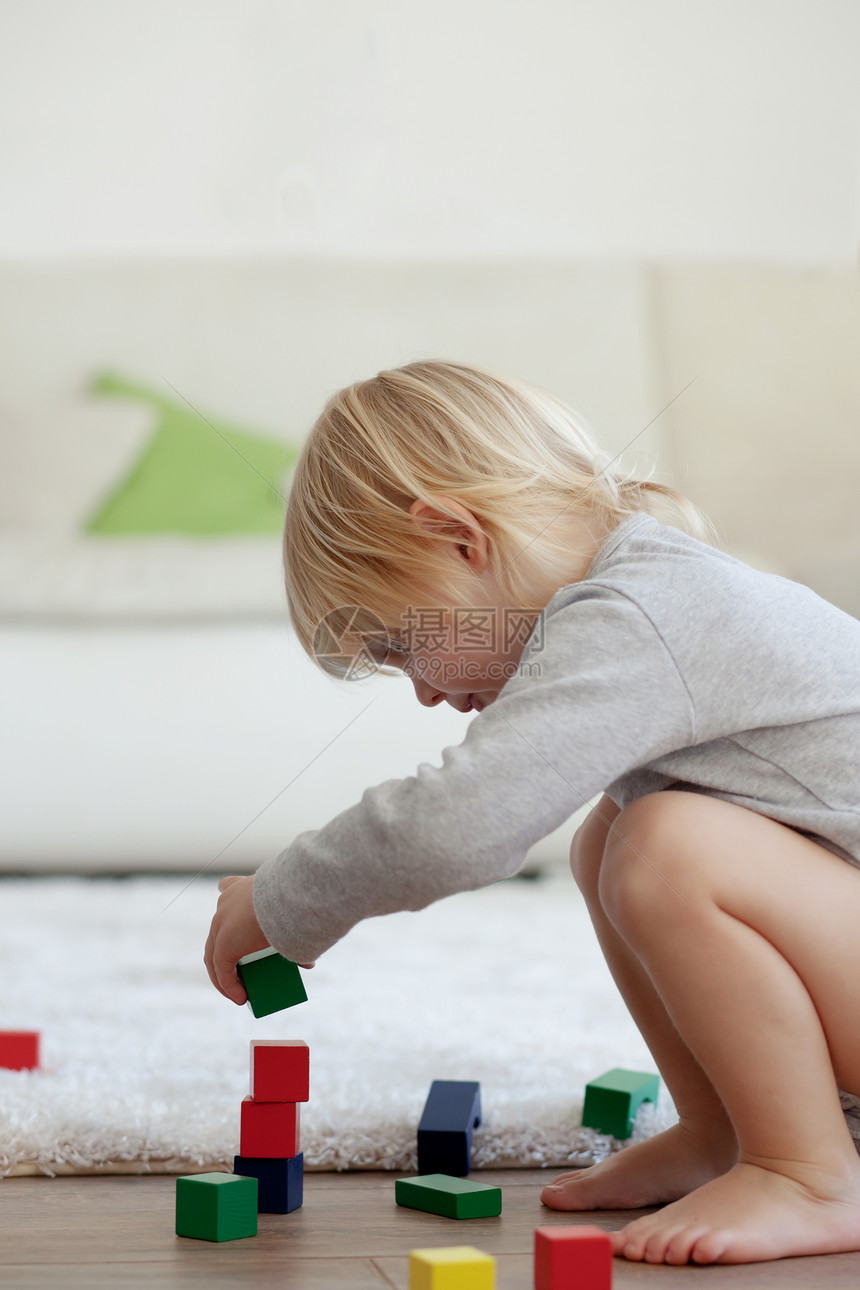 托德勒玩木块游戏活动房间女孩金字塔静物育儿行动教育孩子乐趣图片