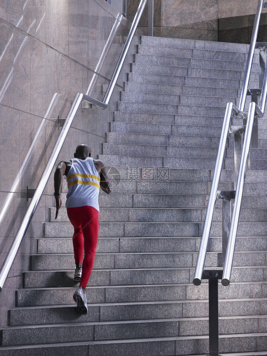 男性运动员在楼外楼梯上跑的后视镜建筑男人建筑学闲暇低角度赛跑者视图肌肉黑色训练图片