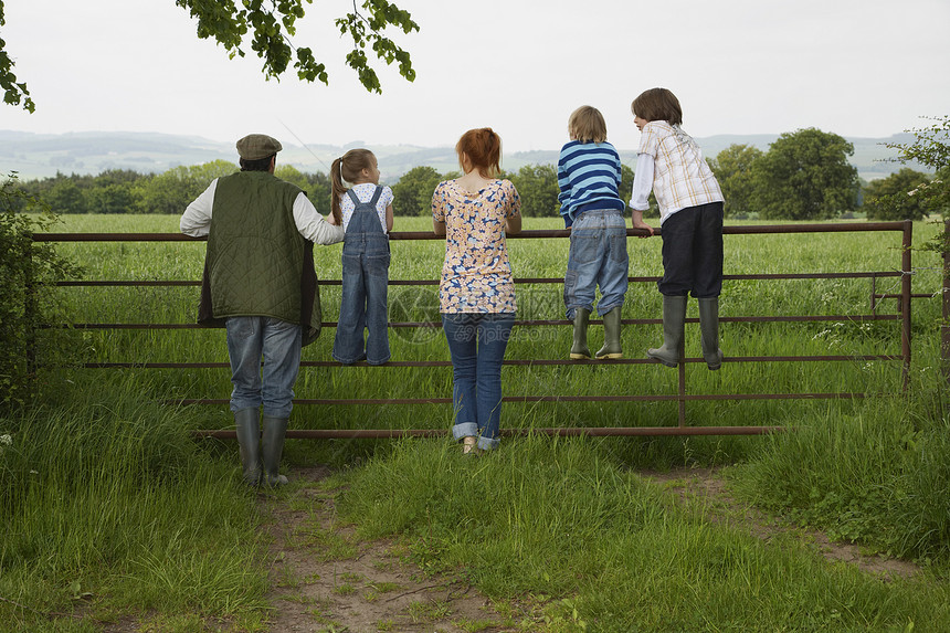 有3个子女59岁的父母在农村的围栏上站立女性平帽摄影父亲男人女儿胶靴服装儿子母亲图片